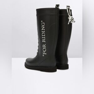 For Riding Boots
Knee-high leather boots in black. Round toe